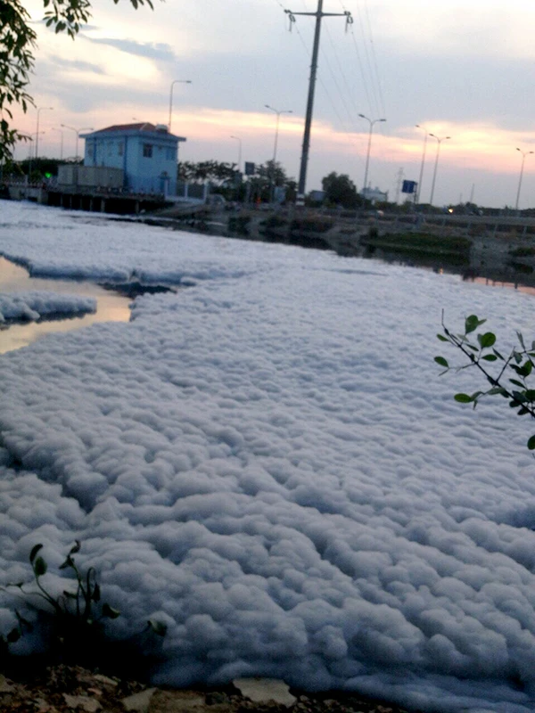 Bọt trắng kéo dài nhiều km, phủ trắng cả dòng kênh.